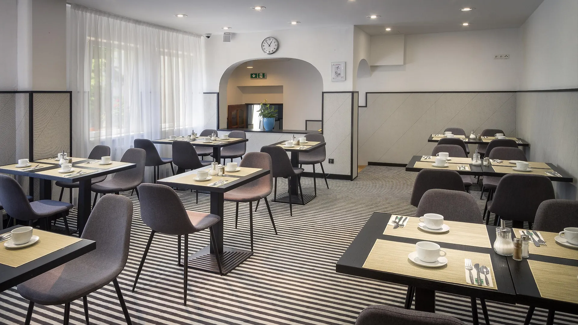Hotel White Lion Prague 4*,