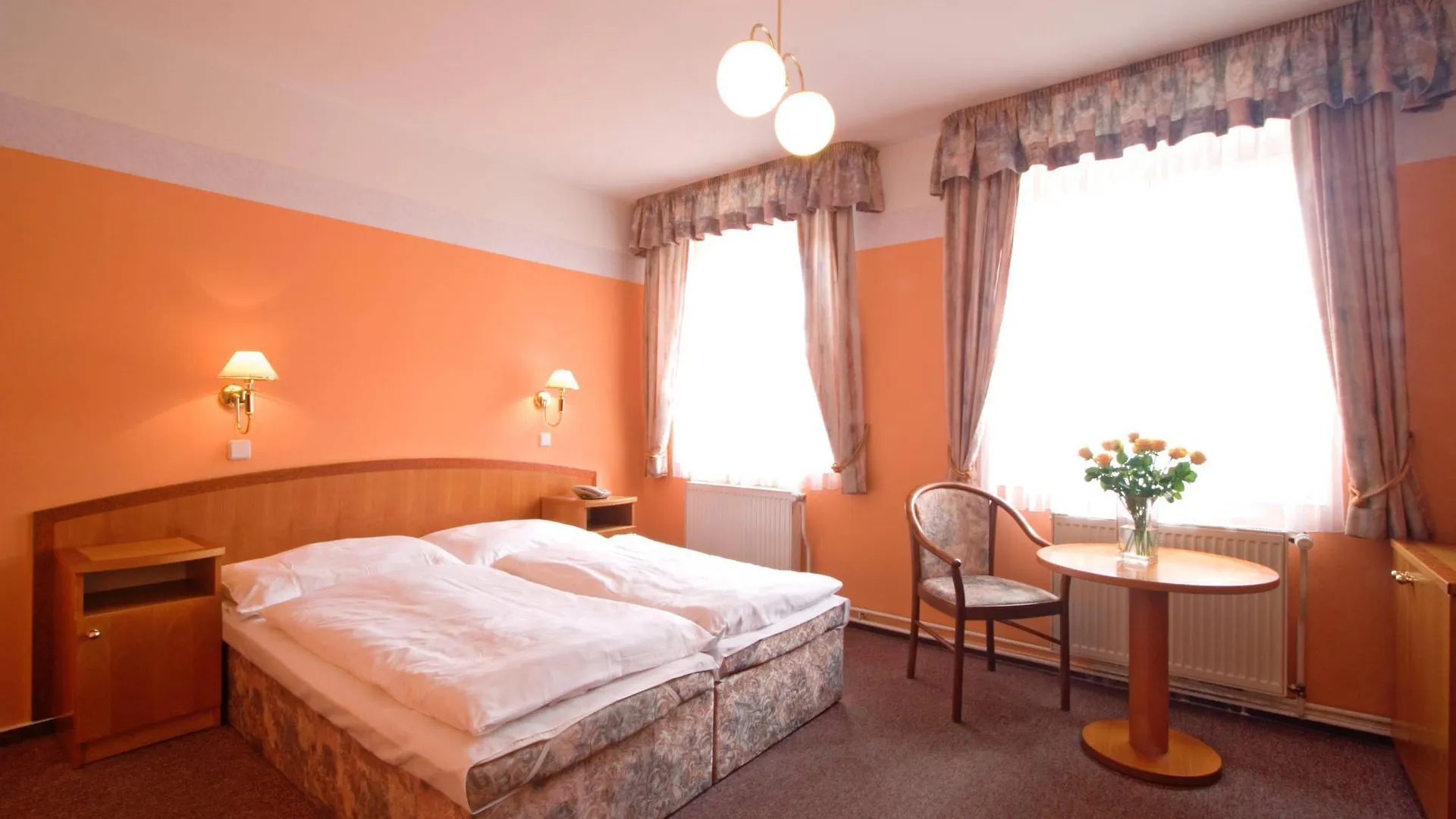 Hotel White Lion Prague 4*,