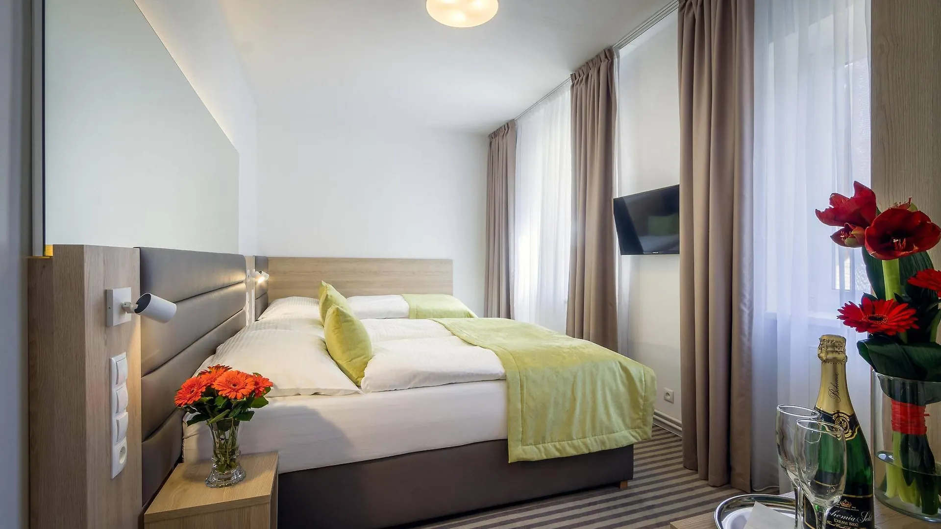 Hotel White Lion Prague 4*,